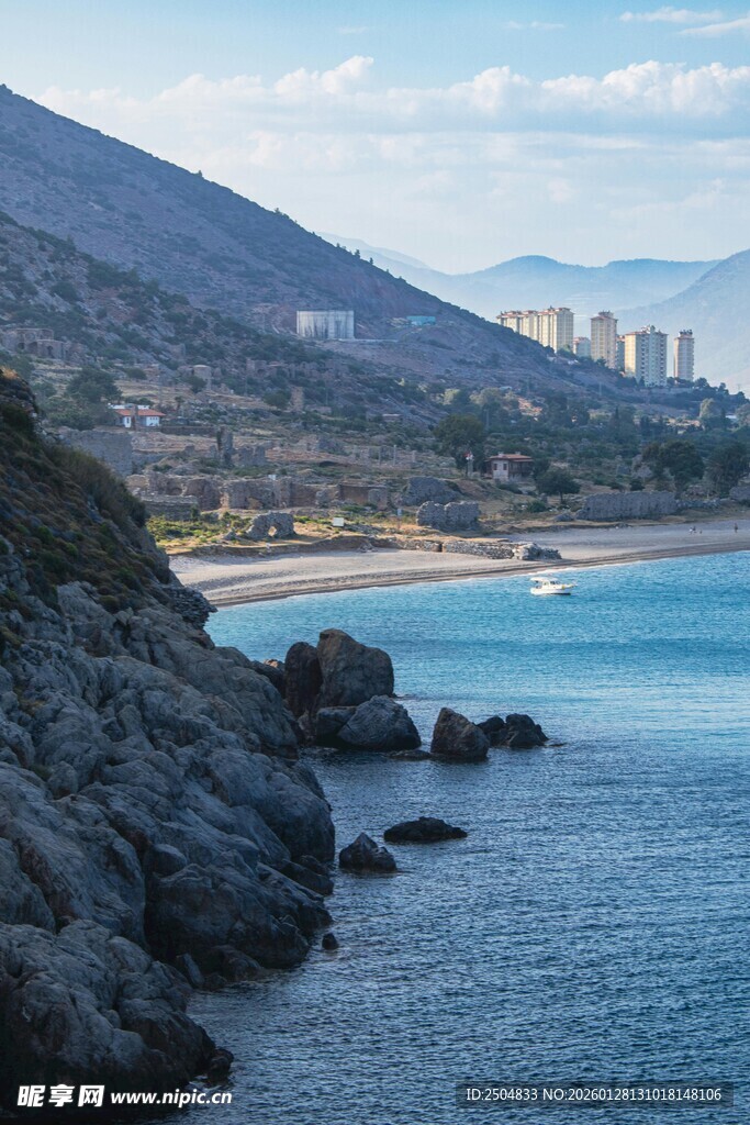 海边嶙峋礁石与远处景致