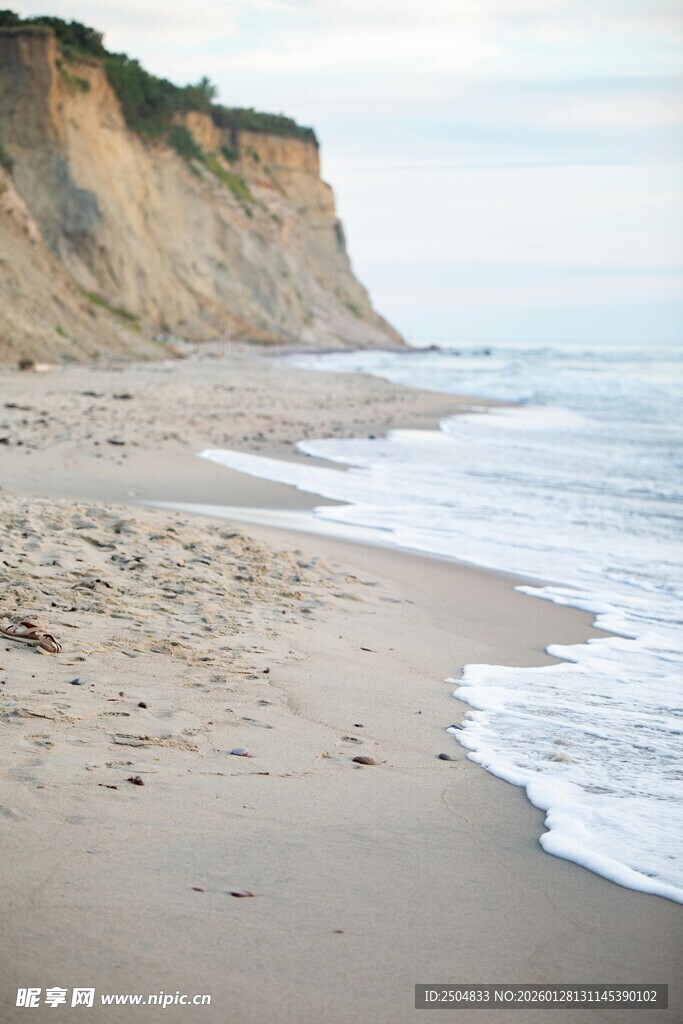 宁静海滩与远处悬崖景观