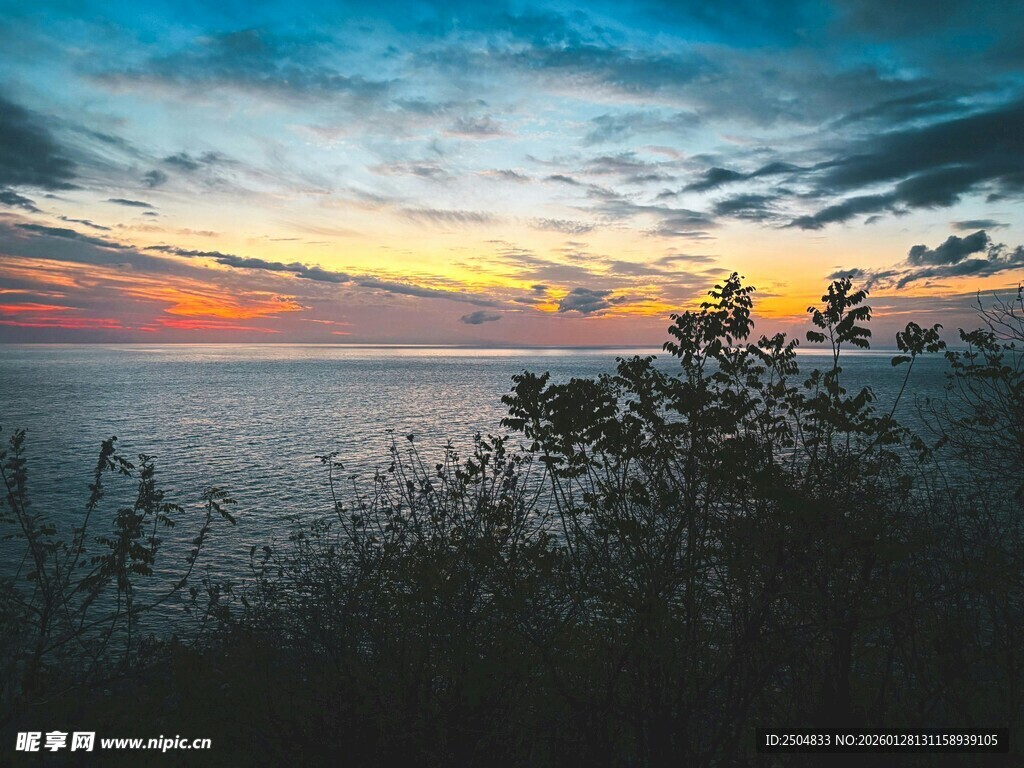海边日落时分的自然美景
