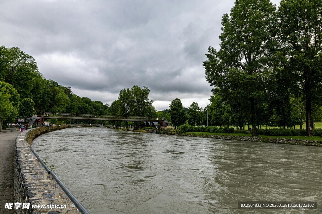 河畔绿树环绕的湍急河流