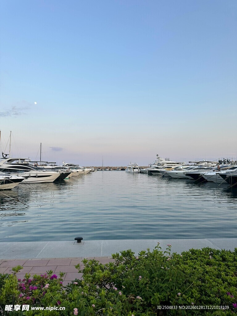 宁静港湾中的停泊船只