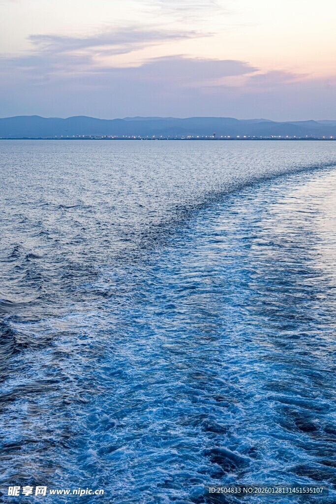 海上船行留下美丽水痕