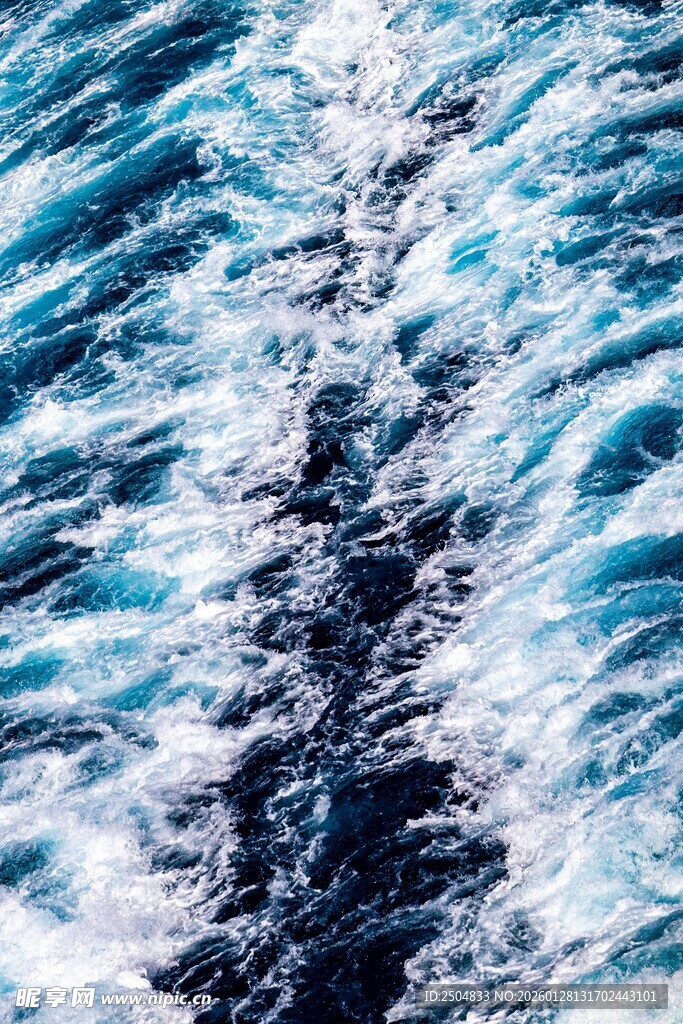 汹涌澎湃的蓝色海浪