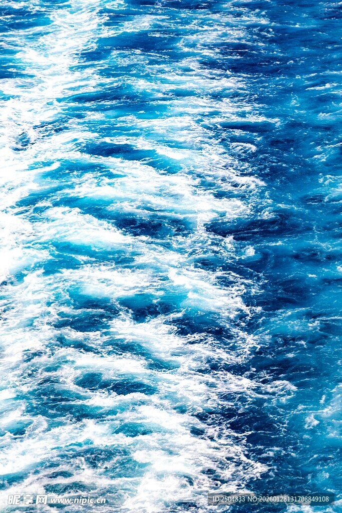 蓝色海洋中的白色浪花