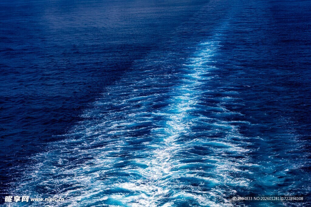 船行海面留下美丽航迹