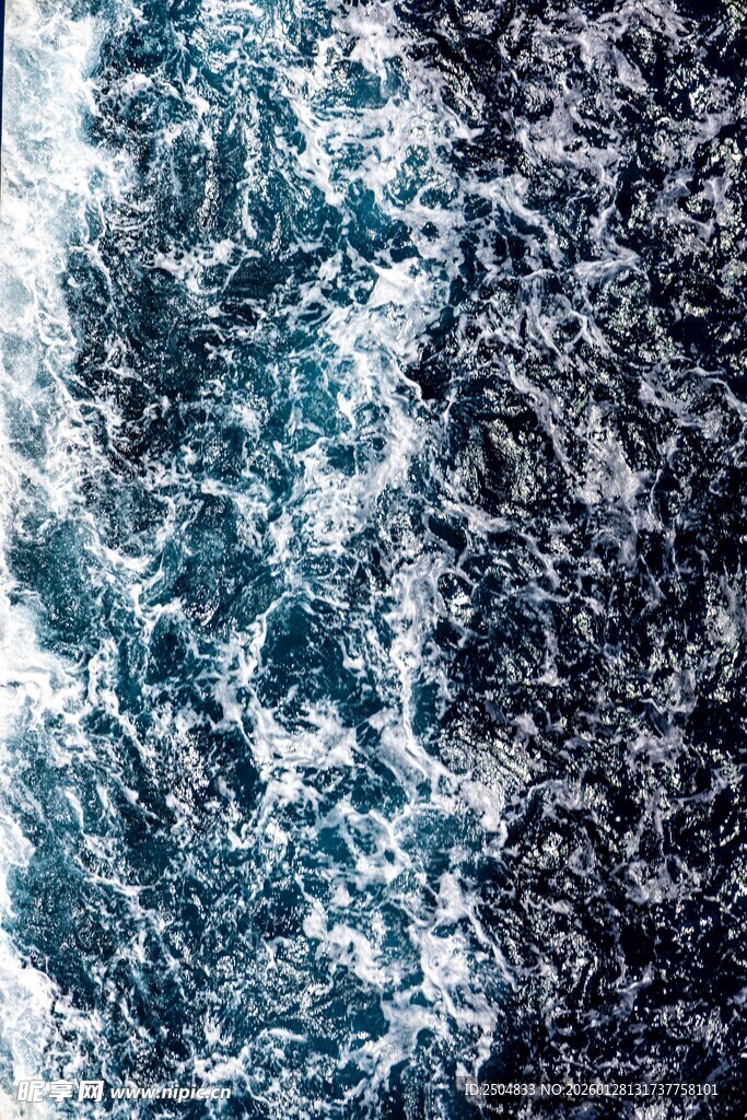 汹涌澎湃的蓝色海浪