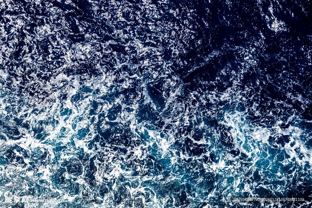汹涌澎湃的蓝色海浪