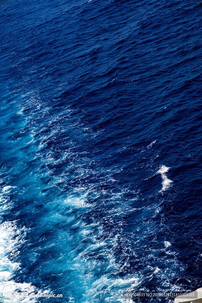 蓝色海洋中的白色浪花