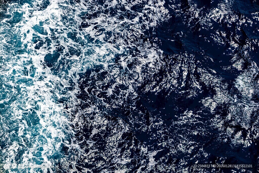 汹涌澎湃的蓝色海洋浪花