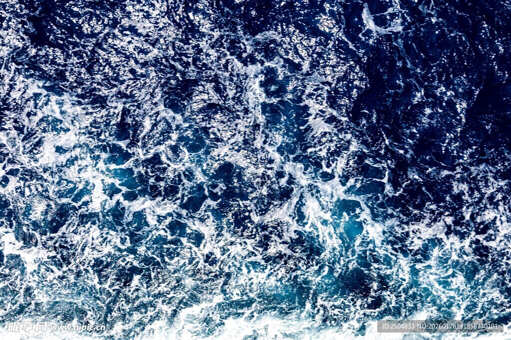 汹涌澎湃的蓝色海浪