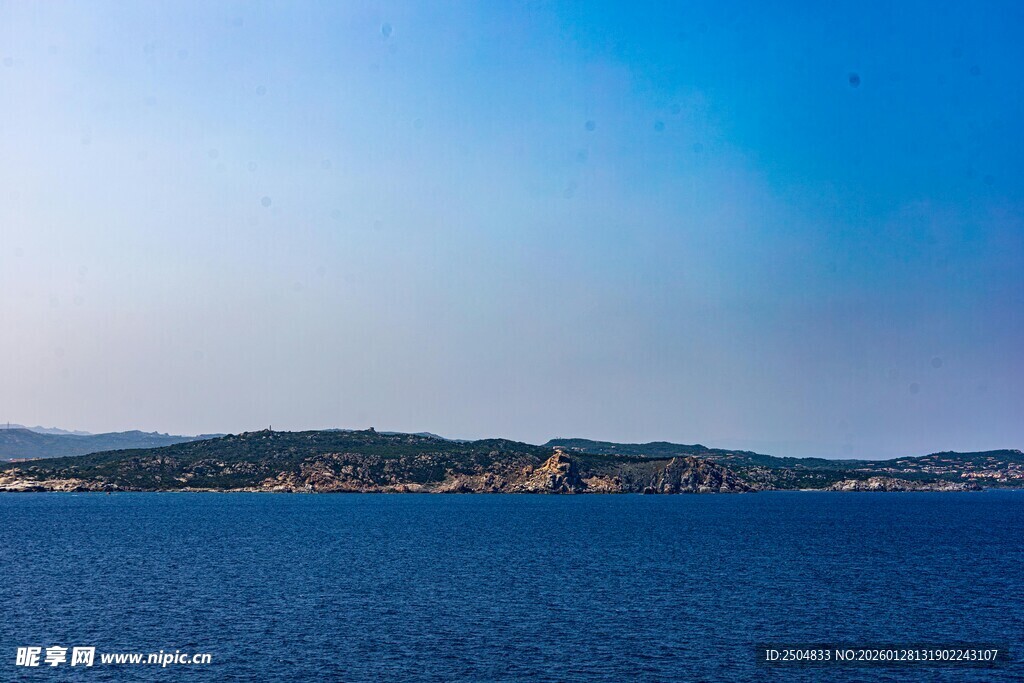 蓝色广阔海域与远处岛屿