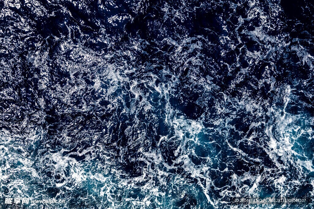 汹涌澎湃的深蓝色海浪