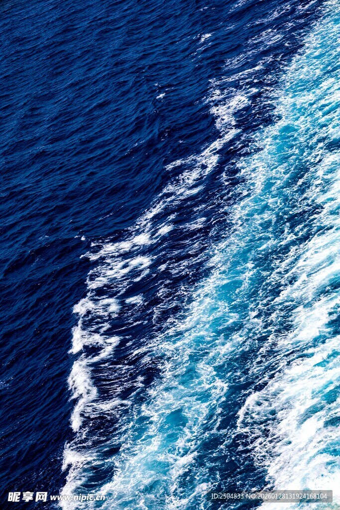 船行海面留下白色航迹