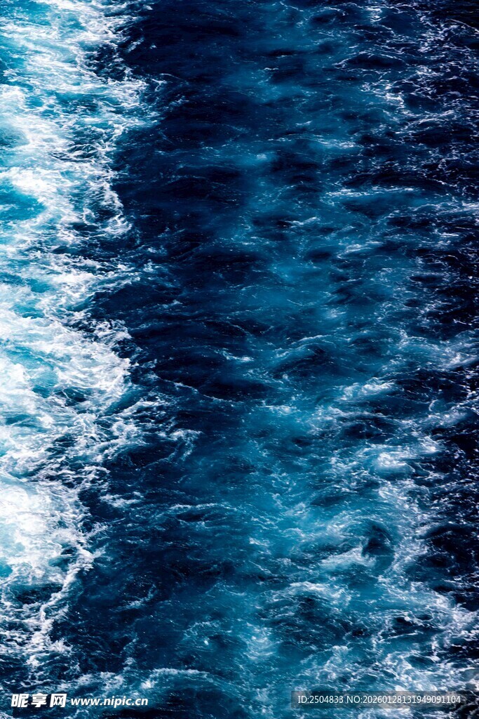 蓝色海浪的美丽瞬间