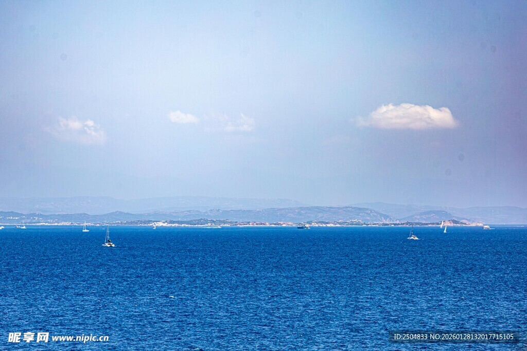 广阔蔚蓝大海与天际