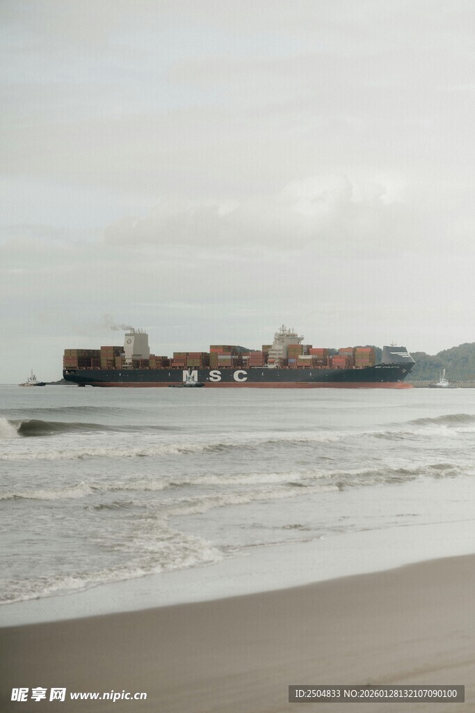 海边的大型集装箱货运船