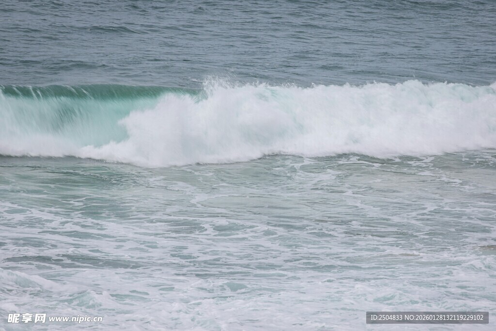 海浪翻涌的美丽海滨景象