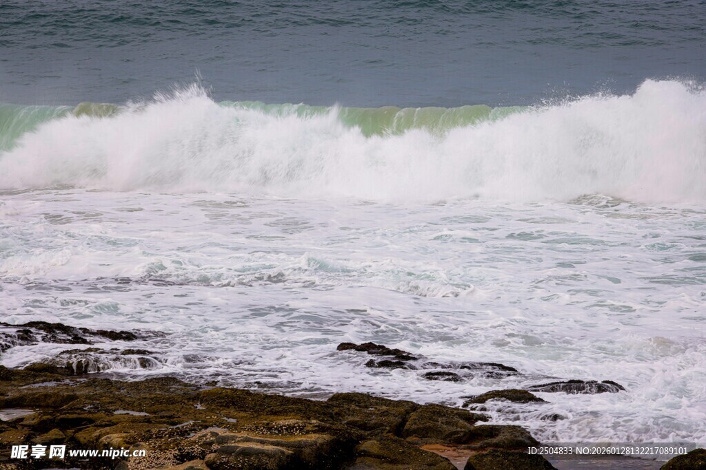 海浪拍打岸边岩石