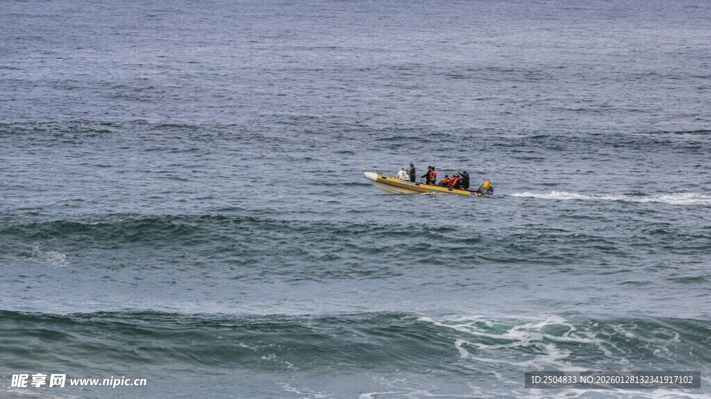 海上小船破浪前行