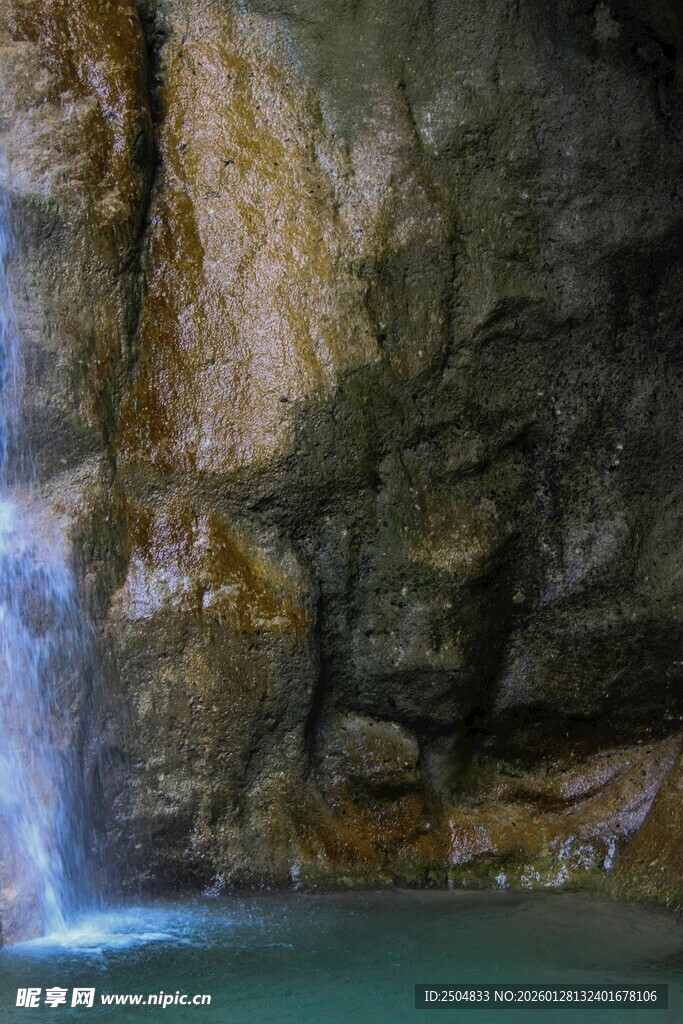 山间瀑布下的碧绿潭水