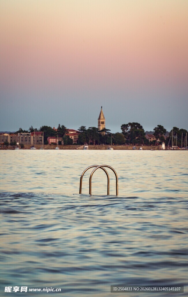 湖畔夕阳下的水中金属装置