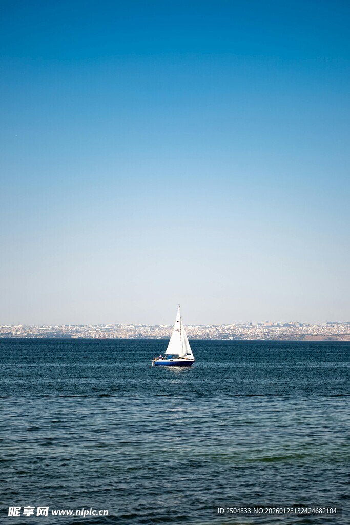 海上白帆 蓝天碧海之景