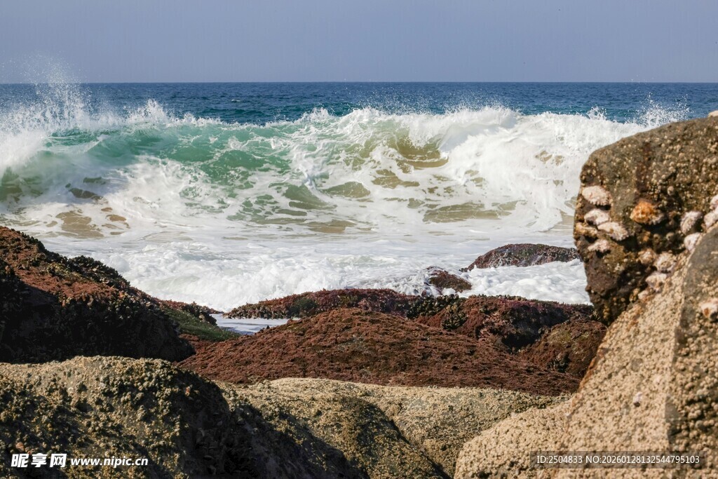 海浪拍击岸边岩石景象