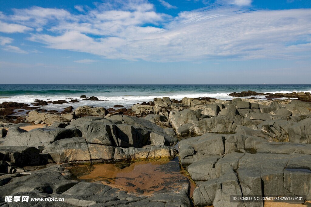 海边嶙峋礁石与翻涌海浪