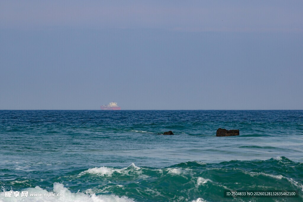 海浪翻涌的辽阔蓝色海洋