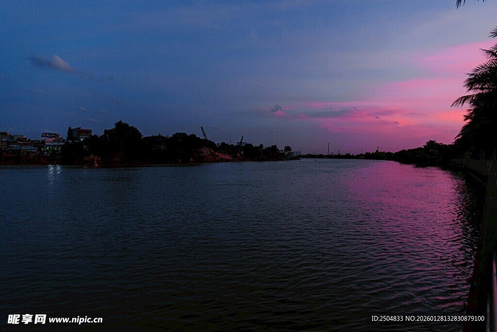 湖畔绝美暮色景观