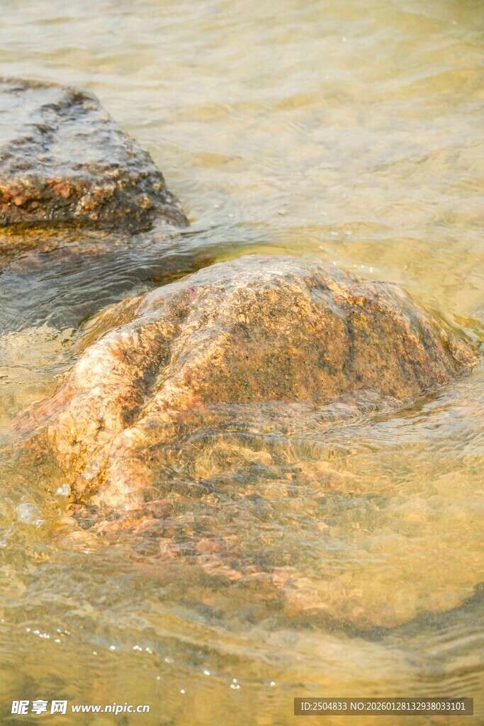 水中圆润石头特写