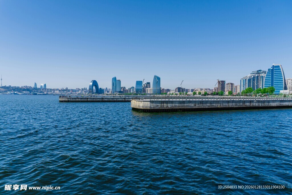 海滨城市风光 辽阔水域与天际
