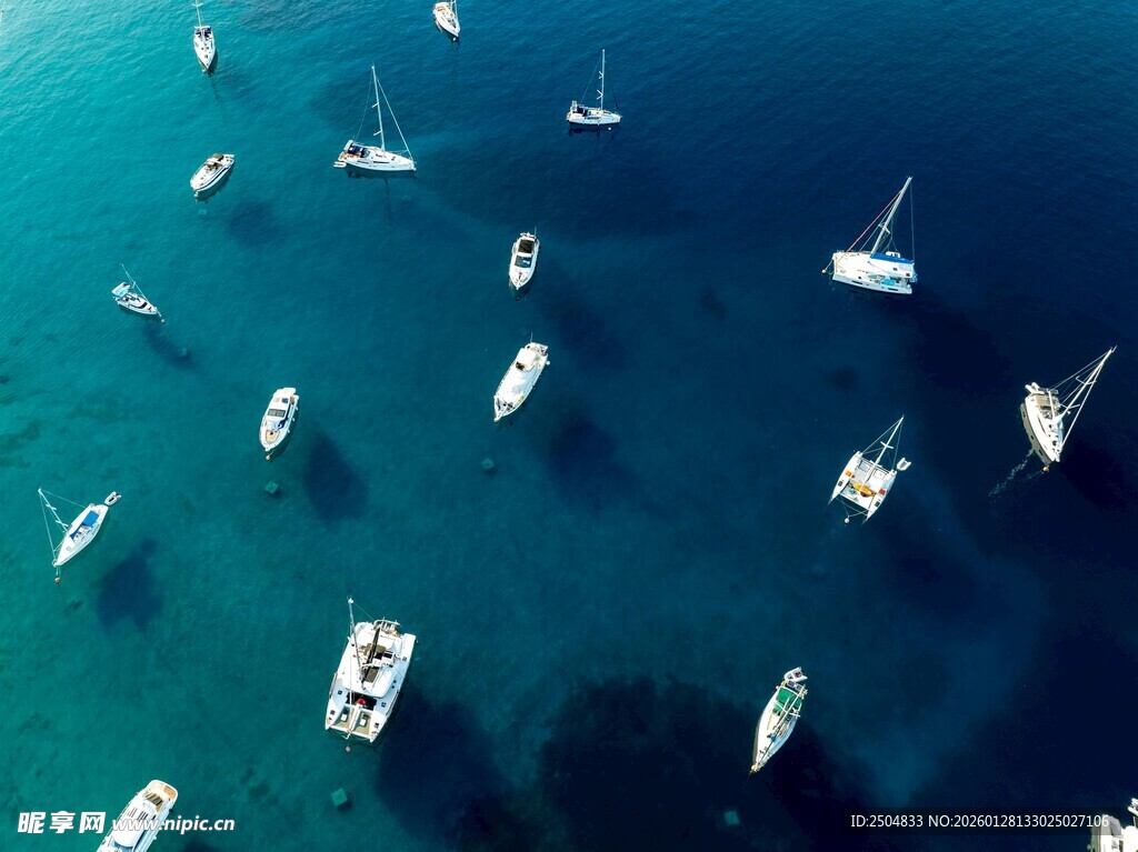 海上帆船群 碧波中的景致