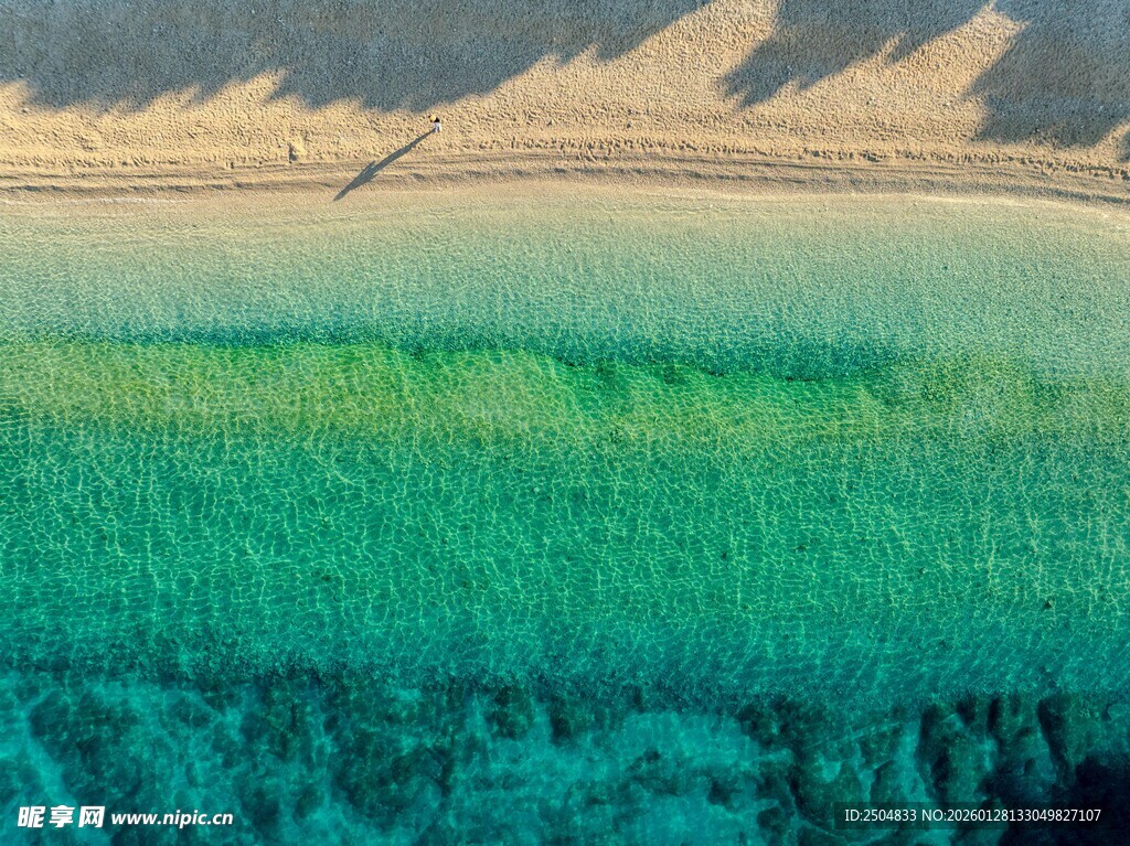 翠绿田野与远山风景