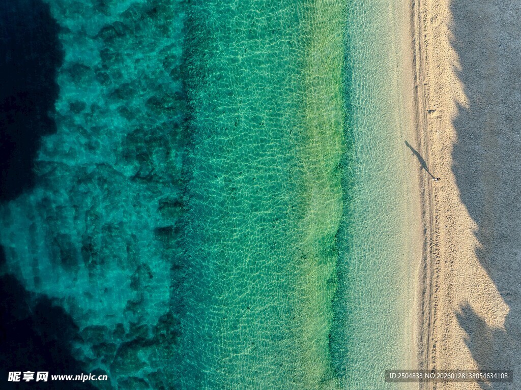 俯瞰清澈海岸与碧绿海水