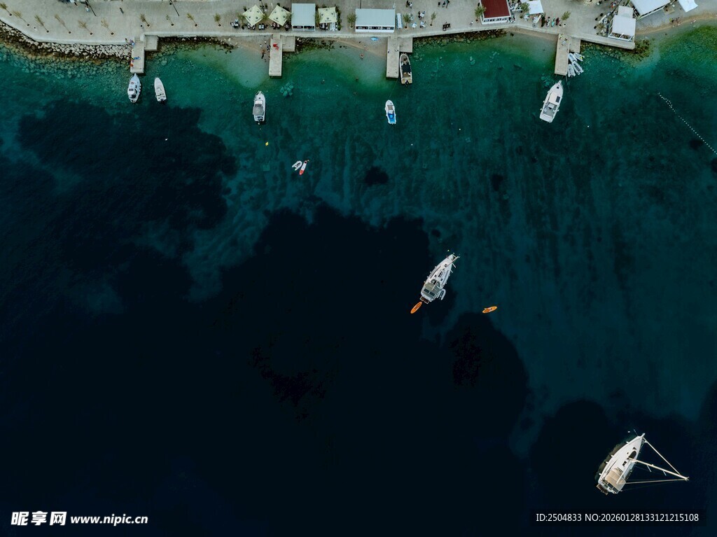 俯瞰碧海白船的美丽景致