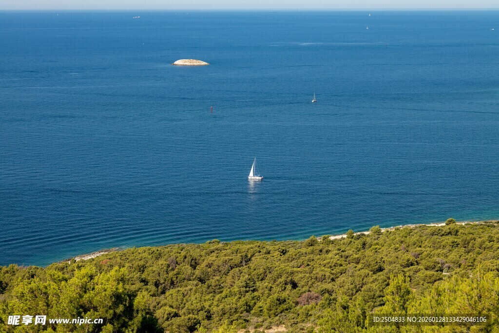 海上孤舟伴绿意海岸