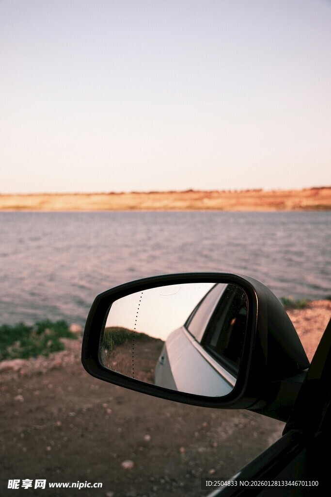 车镜中的湖岸风光