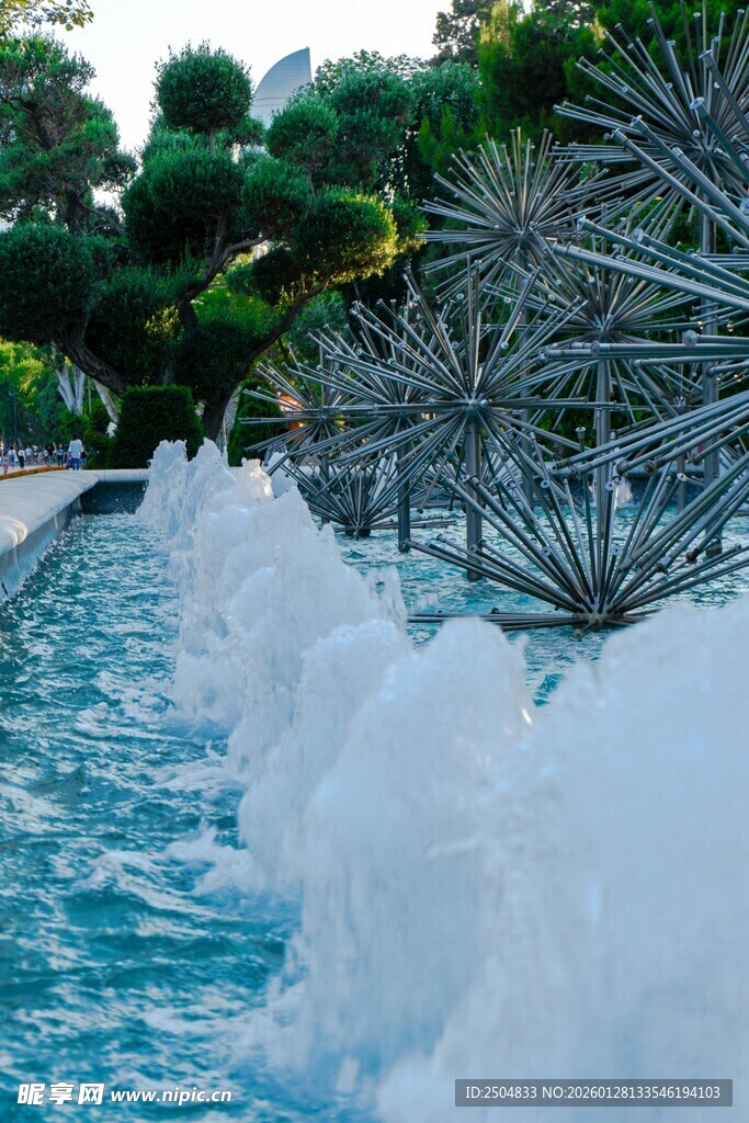 泳池边的白色泡沫景观