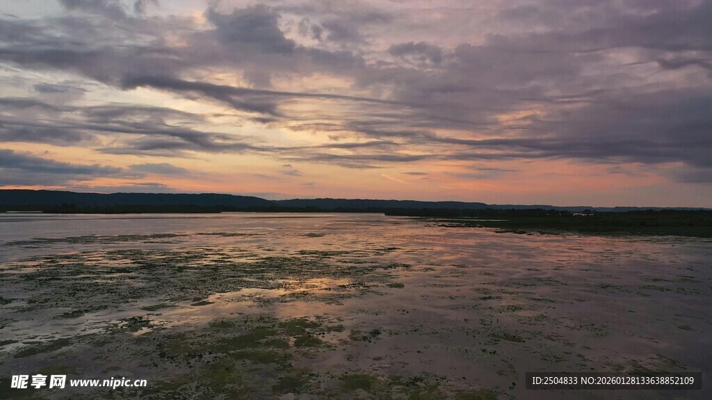 日落时分的宁静水面景色