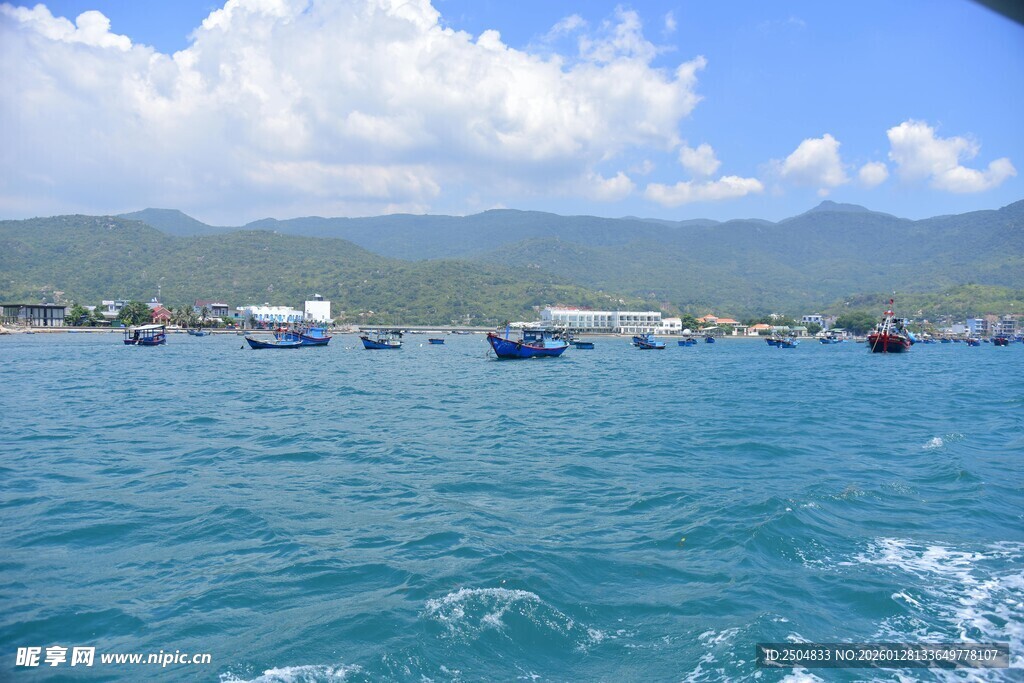 碧海蓝天中的海上船只景观