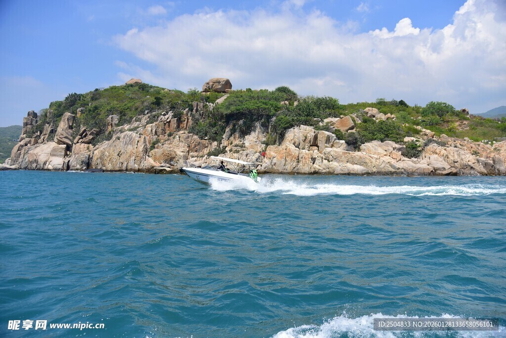 海上行舟赏岸边岛屿风光
