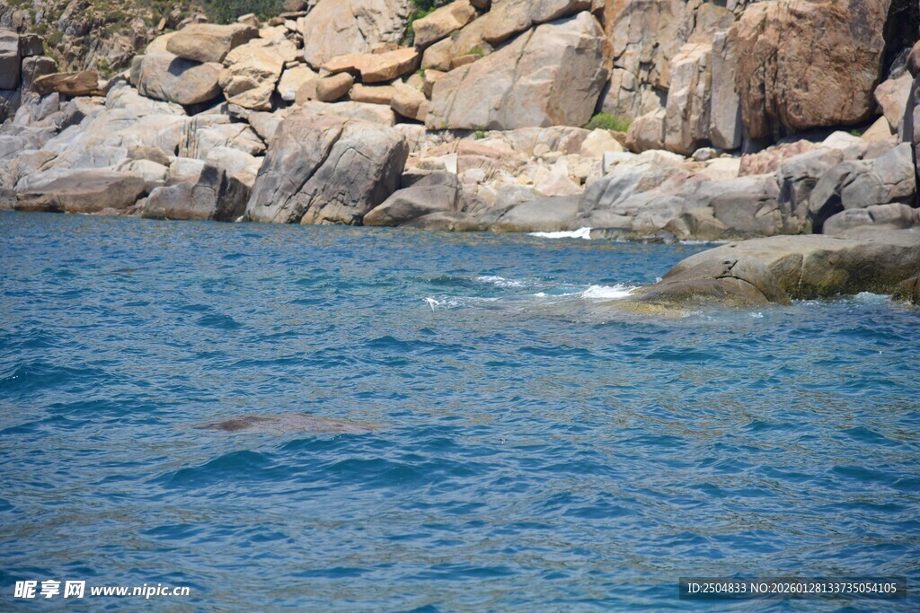 海边岩石旁的蓝色水域