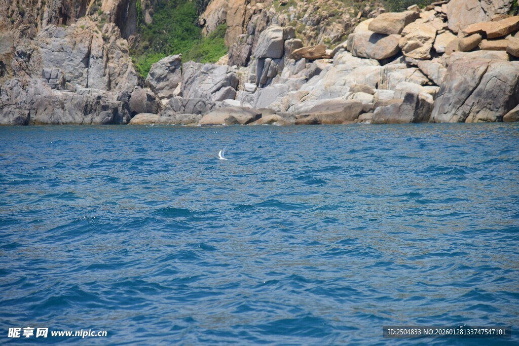 海边岩石与蓝色海水景观
