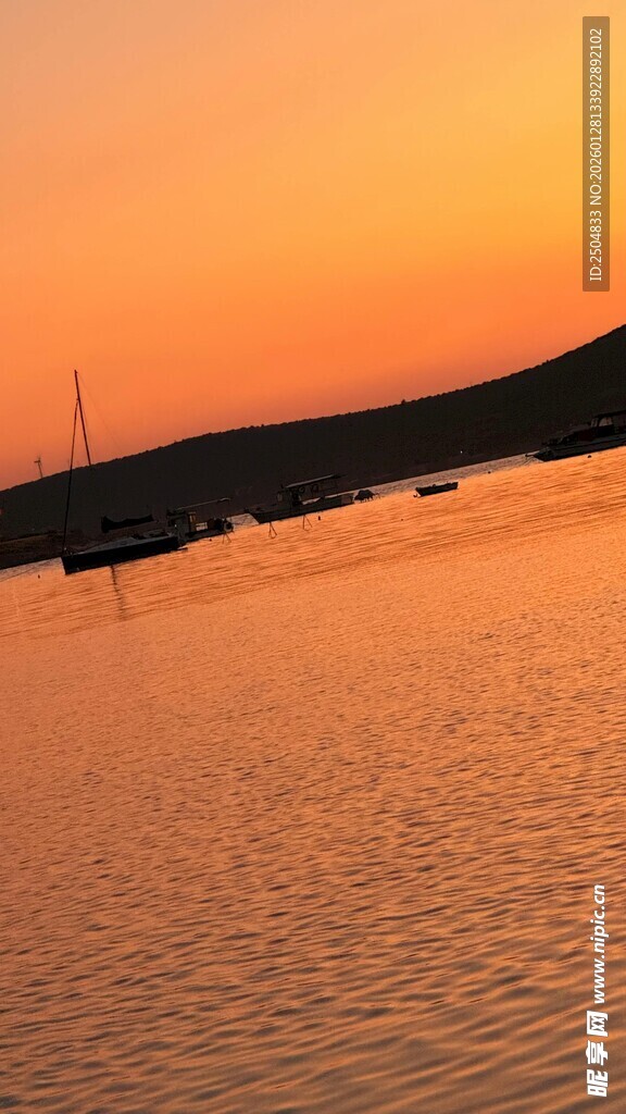 夕阳下的宁静海面