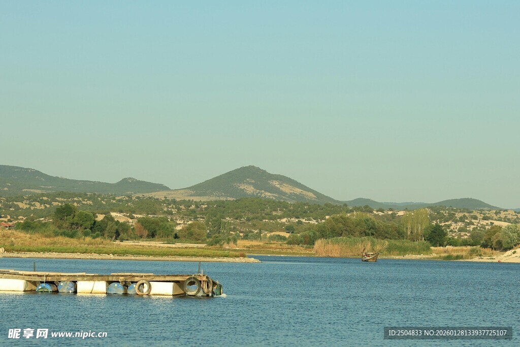 宁静湖畔码头与远山景色
