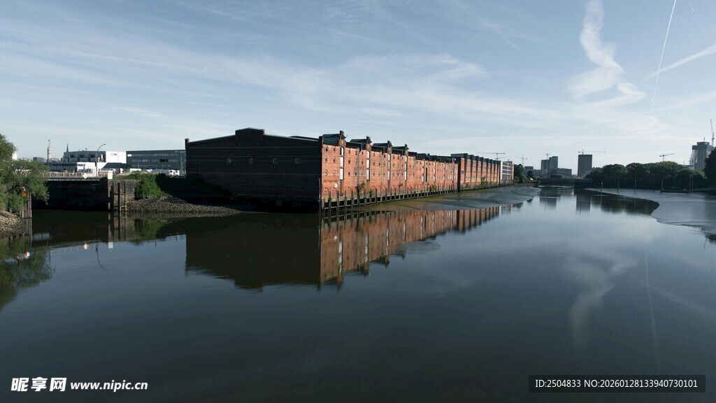 河畔旧船 水面静谧倒影