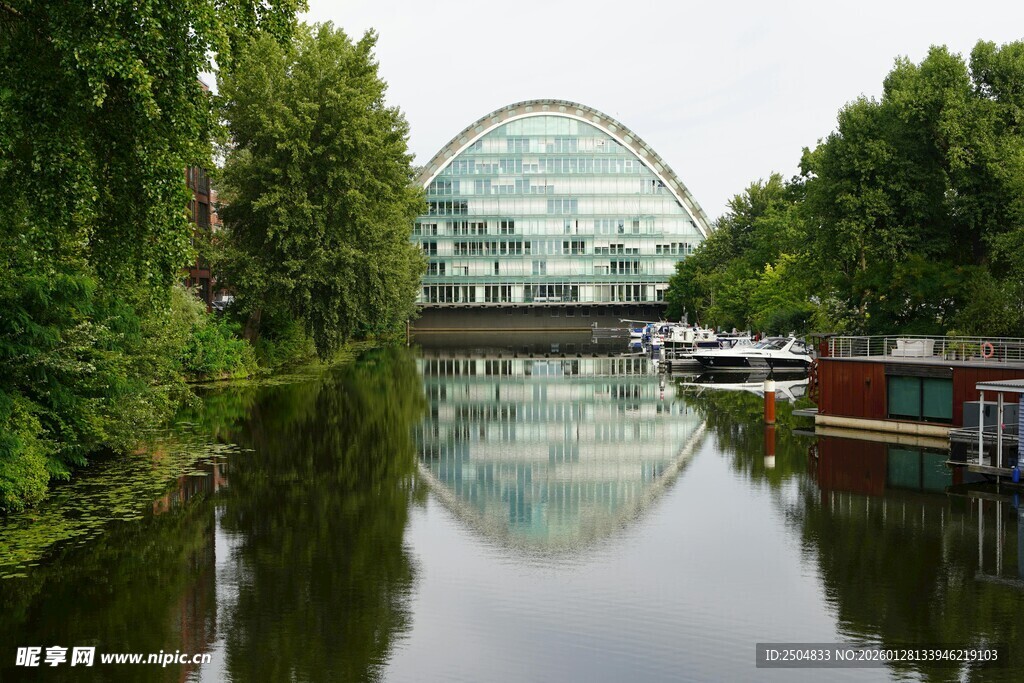 河畔玻璃穹顶建筑景观