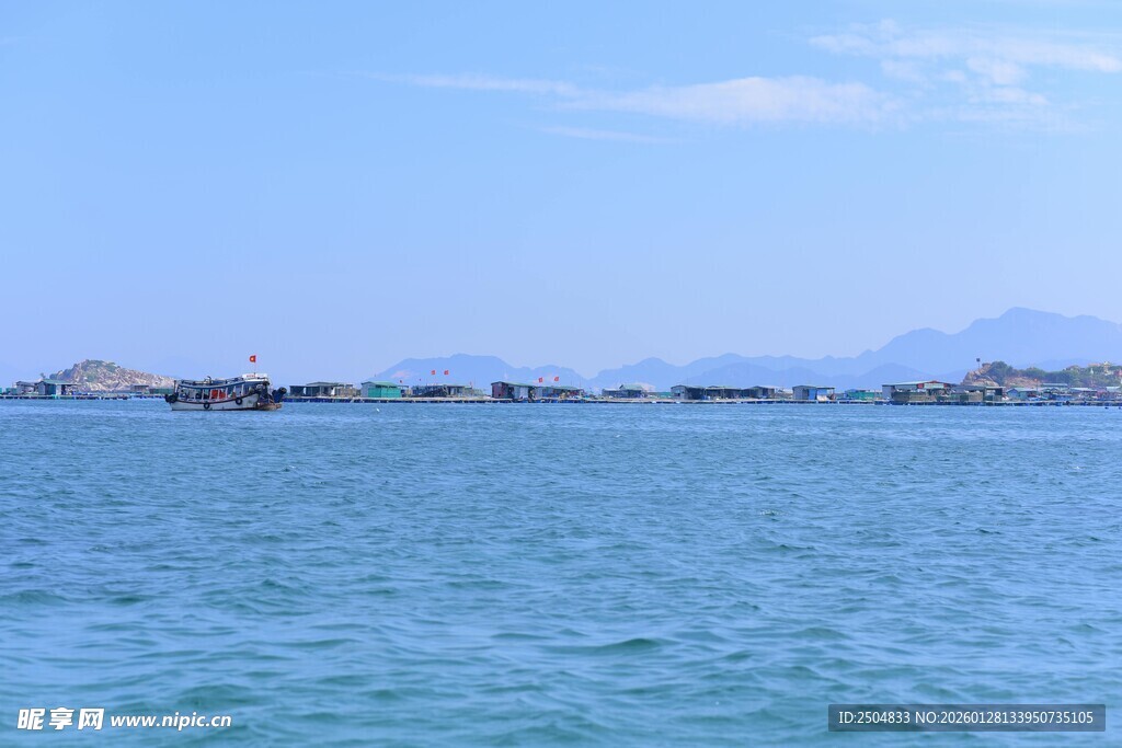 碧海蓝天中的海上景象