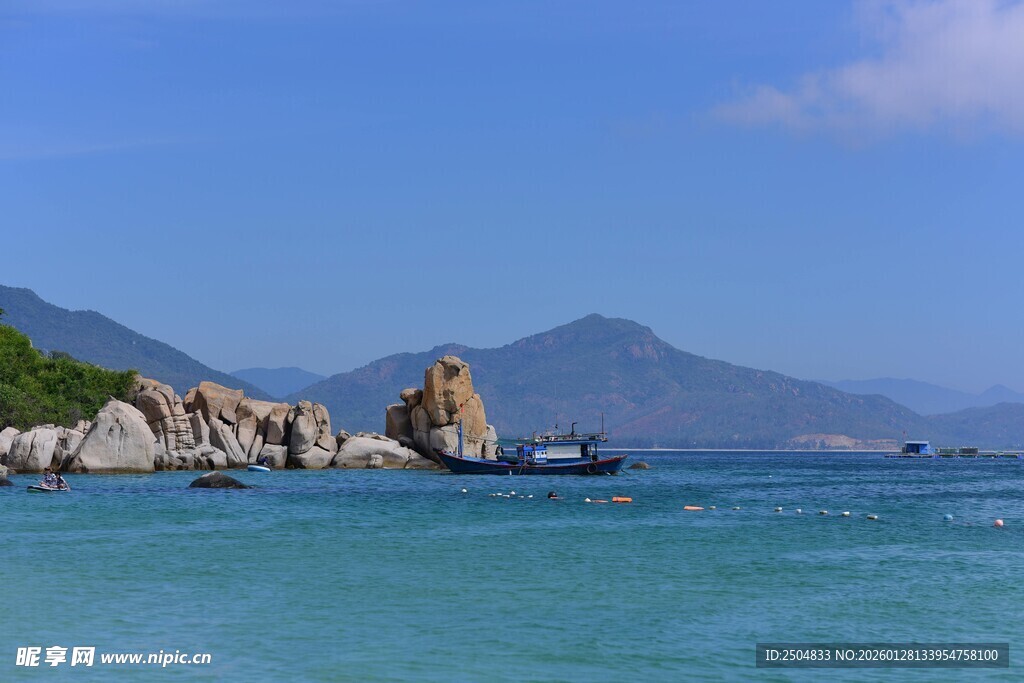 碧海蓝天中的海上岩石景观